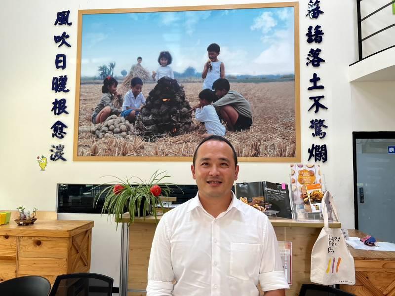市長黃偉哲指示農業局張貼紅榜 祝賀青農邱裕翔榮獲第61屆十大傑出青年