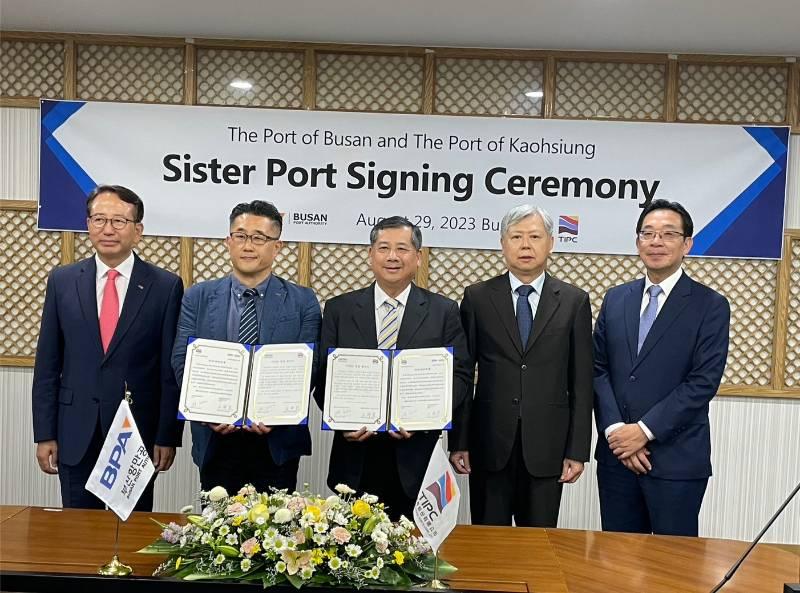 高雄港與釜山港簽署姊妹港締盟儀式