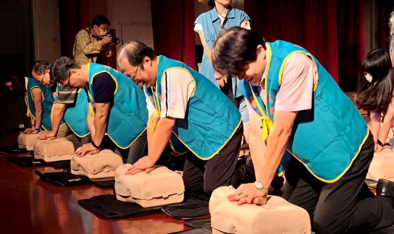 中華醫大逾2千新生訓練CPR+AED大考驗 迎新烤肉×新聲代歌唱大賽相見歡